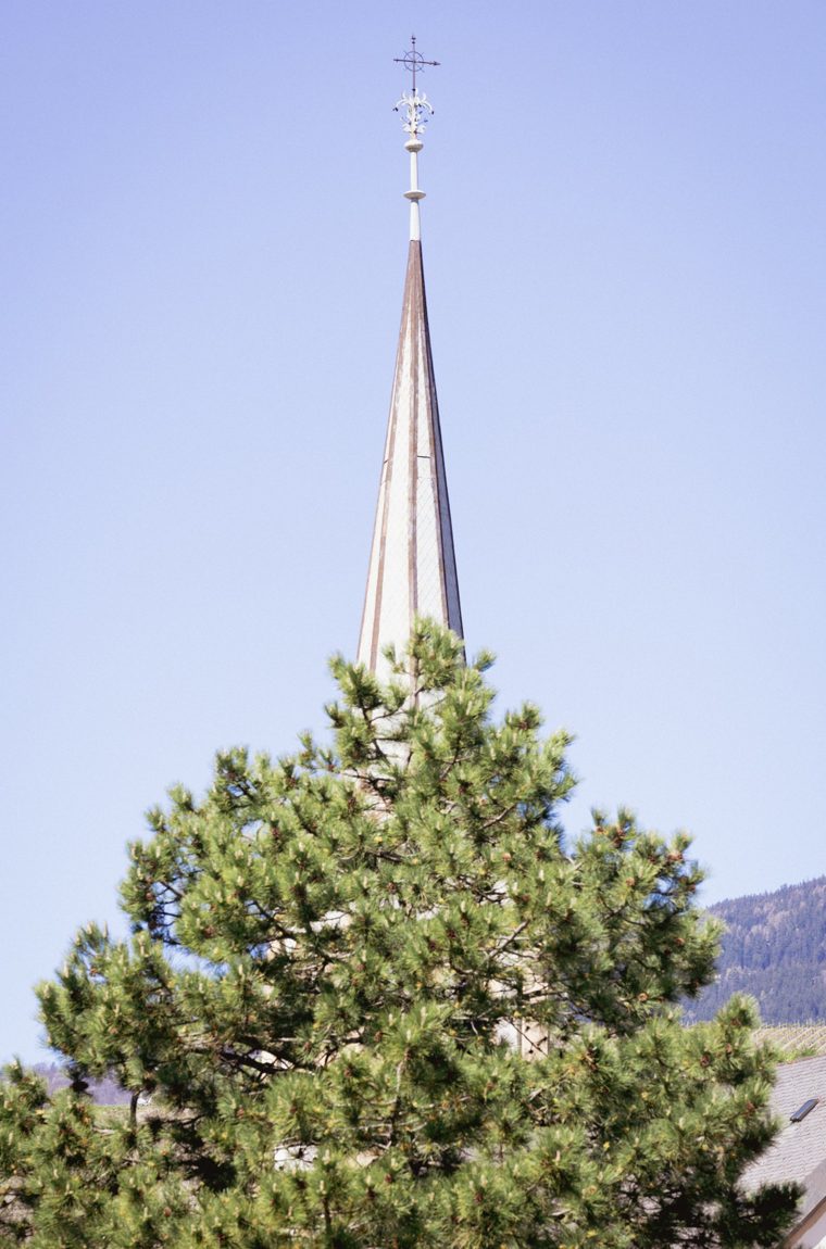 Der Kirchturm über dem Dorf
